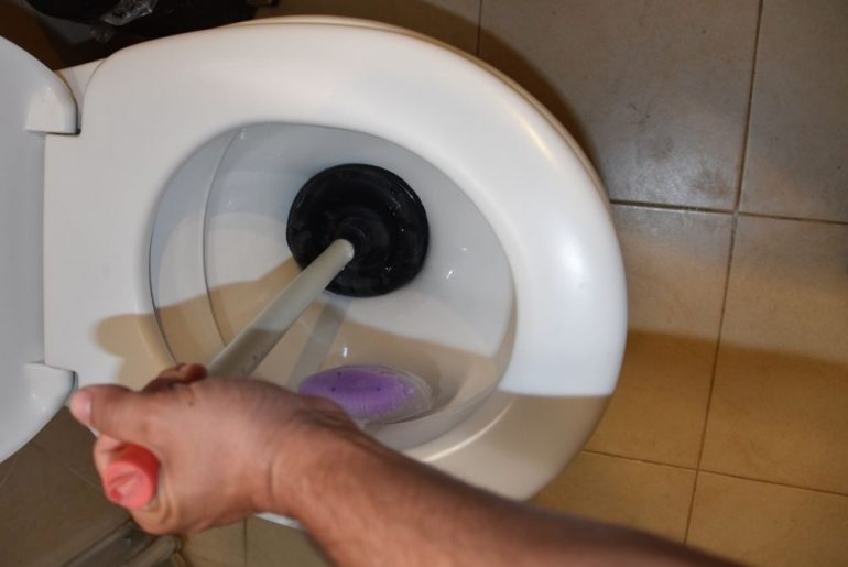 best-plunger-for-low-flow-toilet